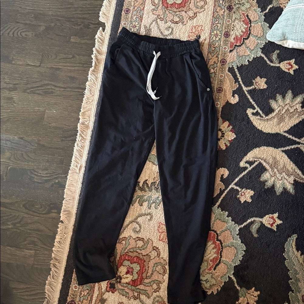 Vuori Black pant performance fabric
